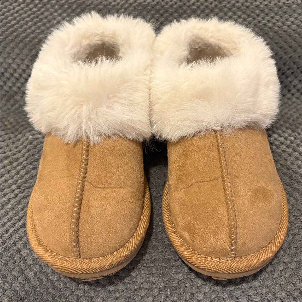 Girls Cat & Jack Fur-Lined Slippers - Picture 2 of 16